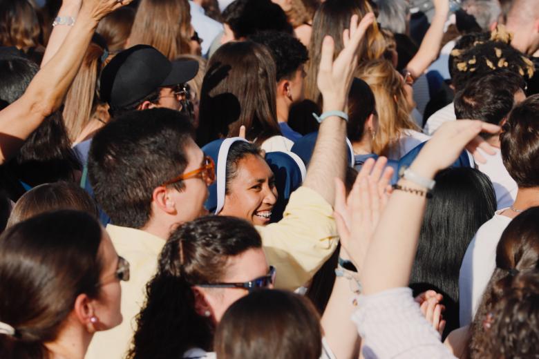 Una monja baila y canta para celebrar la vida en la III Fiesta de la Resurrección