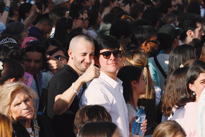 Dos jóvenes celebran la vida en la III Fiesta de la Resurrección