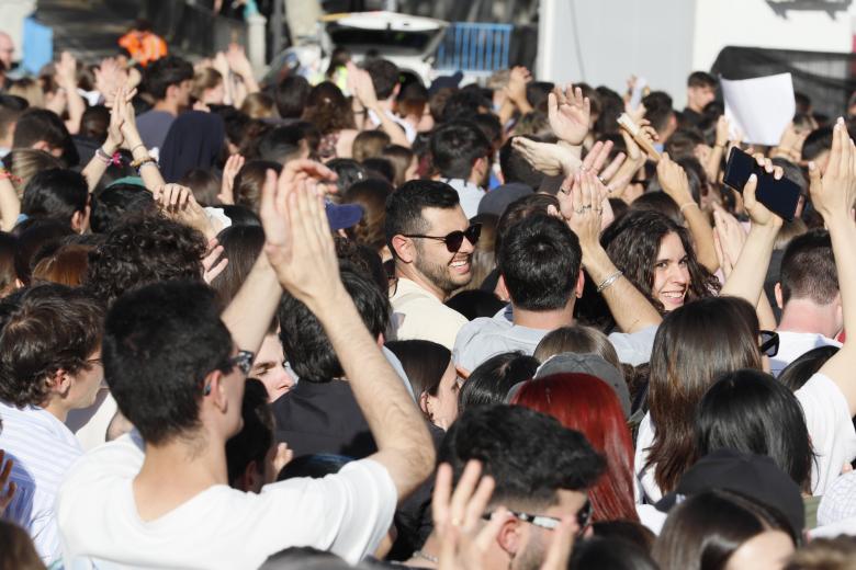 La multitud que ha acudido a la III Fiesta de la Resurrección da palmas y disfruta de los conciertos de la III Fiesta de la Resurrección