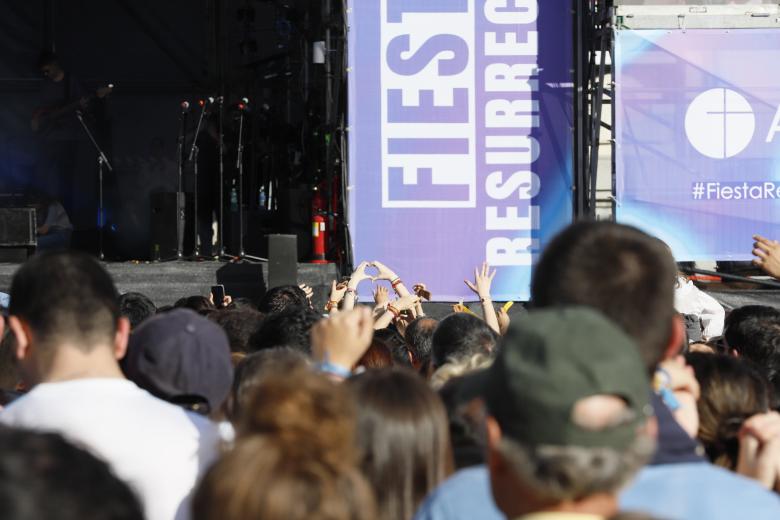 Un asistente a la III Fiesta de la Resurrección hace un corazón con sus manos para celebrar la vida