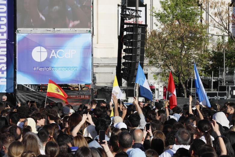 Banderas de España y de El Vaticano en la III Fiesta de la Resurrección