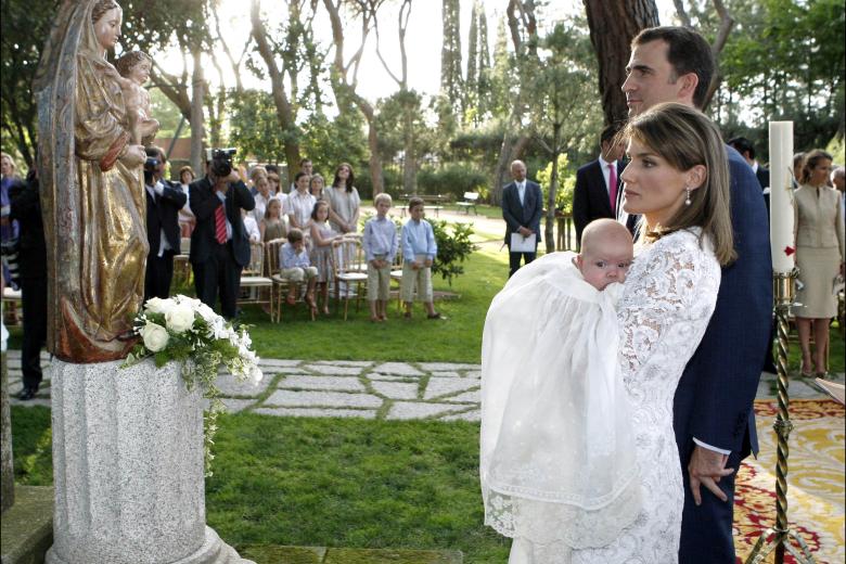 BAUTIZO DE LA INFANTA SOFIA DE BORBON ORTIZ EN MADRID
EN LA FOTO LOS PRINCIPES DE ASTURIAS FELIPE DE BORBON Y LETIZIA ORTIZ Y SU HIJA SOFIA DE BORBON ORTIZ DELANTE DE UNA ESTATUA DE LA VIRGEN
CARLOS PICASSO / Action Press 00171117 / © KORPA
15/07/2007
MADRID *** Local Caption *** ACTION PRESS / PICASSO,CARLOS / #00171.117#
SPAIN'S PRINCESS SOFIA WAS BAPTISED AT THE ROYAL ZARZUELA PALACE IN MADRID ON JULY 15, 2007
PICTURED: CROWN PRINCESS LETIZIA AND CROWN PRINCE FELIPE WITH SOFIA