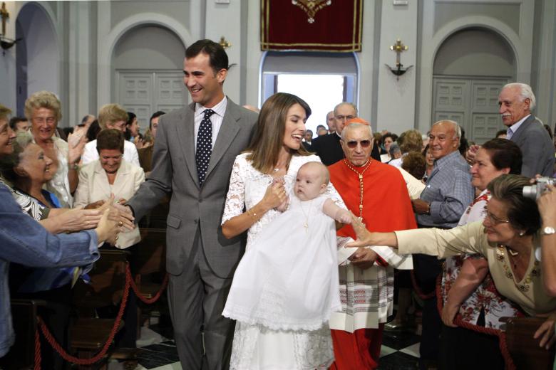 BAUTIZO DE LA INFANTA SOFIA DE BORBON ORTIZ EN MADRID
EN LA FOTO LOS PRINCIPES DE ASTURIAS FELIPE DE BORBON Y LETIZIA ORTIZ Y SU HIJA SOFIA DE BORBON ORTIZ DELANTE DE UNA ESTATUA DE LA VIRGEN
CARLOS PICASSO / Action Press 00171117 / © KORPA
15/07/2007
MADRID *** Local Caption *** ACTION PRESS / PICASSO,CARLOS / #00171.117#
SPAIN'S PRINCESS SOFIA WAS BAPTISED AT THE ROYAL ZARZUELA PALACE IN MADRID ON JULY 15, 2007
PICTURED: CROWN PRINCESS LETIZIA AND CROWN PRINCE FELIPE WITH SOFIA