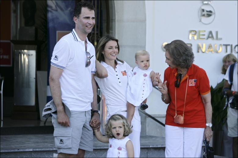 LA PRINCESA DE ASTURIAS FELIPE DE BORBON CON SU HIJA LA INFANTA SOFIA DE BORBON DURANTE LA MISA DE PASCUA CON MOTIVO DEL DOMINGO DE RESURRECCION
AC/©KORPA
23/03/2008
MALLORCA
Letizia de Borbon and his daughter Sofia de Borbon attending to the sunday of resurrection mass