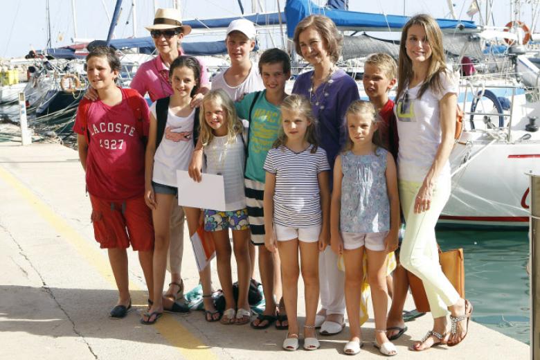 EL PRINCIPE DE ASTURIAS FELIPE DE BORBON Y SU HIJA LA INFANTA SOFIA DE BORBON POR LAS CALLES DE ALMAGRO
23/03/2013
ALMAGRO,CIUDAD REAL
En la foto con su hija a caballito