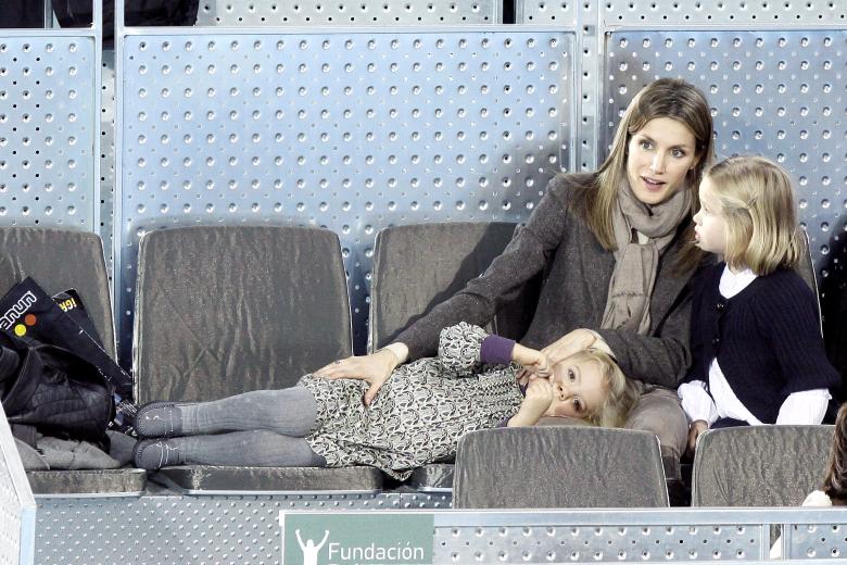 LOS PRINCIPES DE ASTURIAS FELIPE DE BORBON Y DOÑA LETIZIA ORTIZ ( 38 CUMPLEAÑOS ) LLEVANDO A SUS HIJAS LAS INFANTAS LEONOR Y SOFIA DE BORBON A SU PRIMER DIA DEL CURSO 2010 / 2011 EN EL COLEGIO "NUESTRA SEÑORA DE LOS ROSALES"
15/09/2010
MADRID