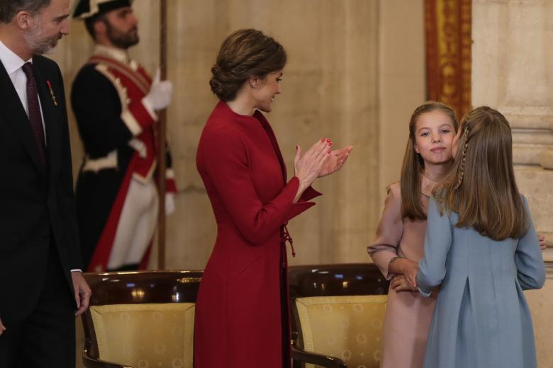 Spanish Kings Felipe VI and Letizia Ortiz with their daughters Leonor and Sofia of Borbon at home in Madrid
pictured: comedor / comiendo
© Casa de Su Majestad el Rey