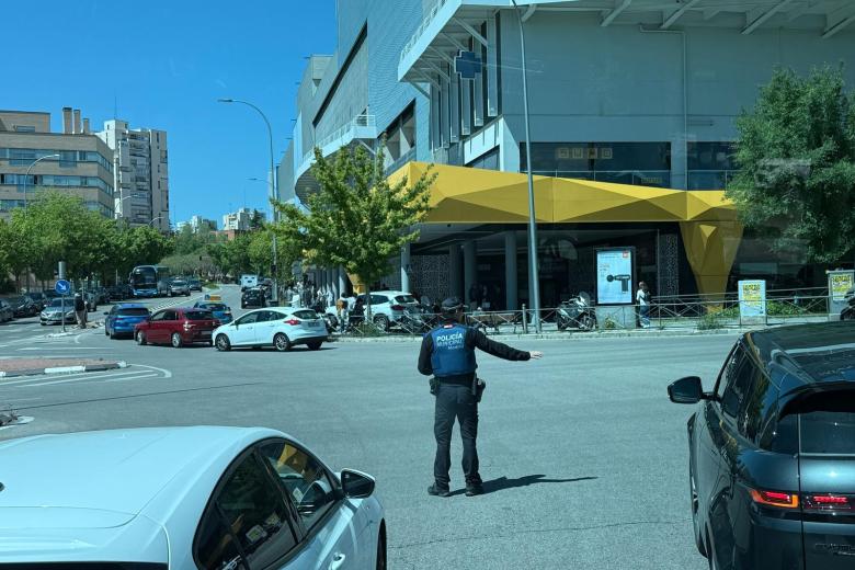 Un agente de movilidad controla el tráfico durante el apagón en la zona de IFEMA