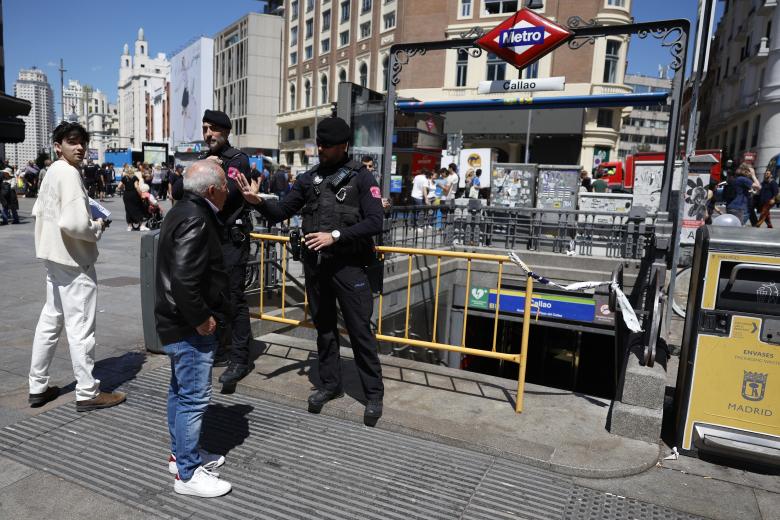 SAN SEBASTIÁN, 28/04/2025.- Un coche de la Policía Municipal de San Sebastián acude a una llamada este lunes durante el apagón. Red Eléctrica, el operador del sistema eléctrico, ha activado los planes de reposición del suministro en colaboración con las empresas del sector. EFE/Javier Etxezarreta