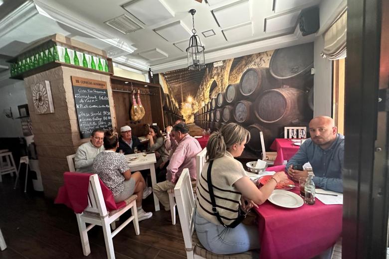Cordobeses optar por almorzar lo que puedan conseguir en algunos establecimientos de hostelería, que siguen atendiendo.
