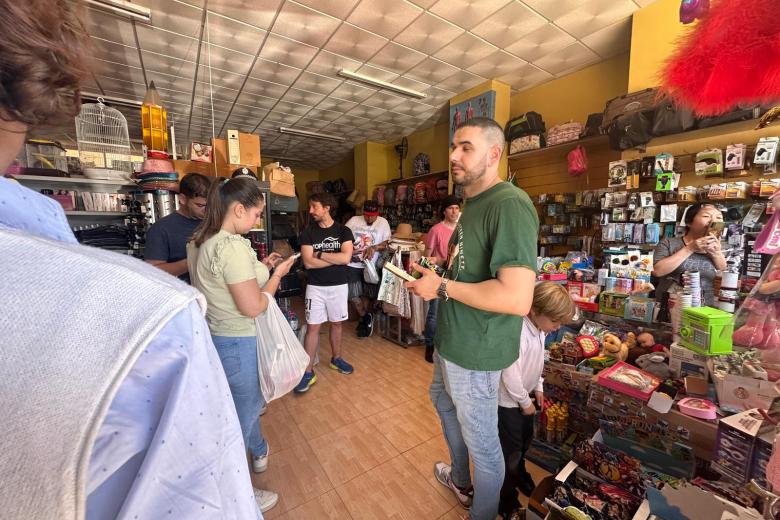 Otro establecimiento regentado por ciudadanos chinos vendiendo linternas y velas