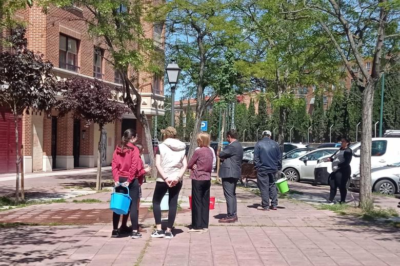 Varias personas se abastecen de agua en una fuente pública de Valladolid