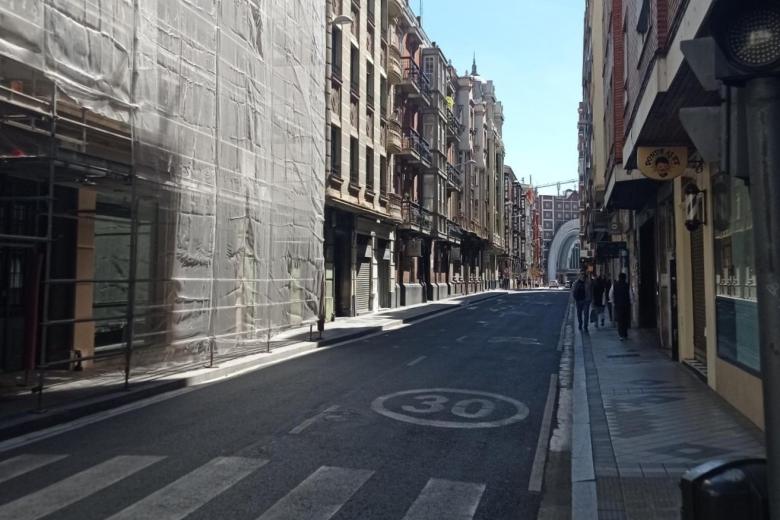 La calle López Gómez de Valladolid, este lunes, durante el apagón