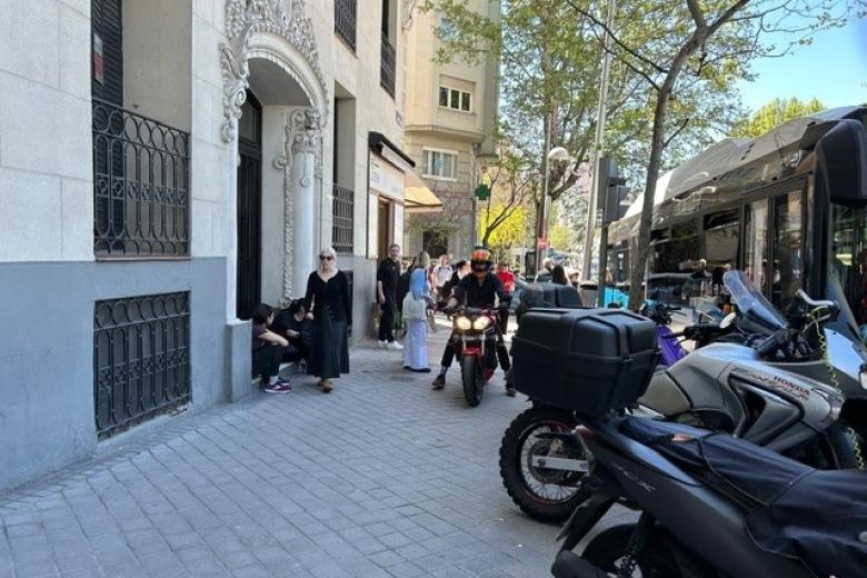 Algunos motoristas optaron por usar las aceras para tratar de avanzar ante la cantidad de tráfico