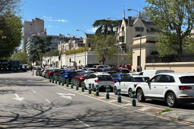 Largas colas de coches en Madrid