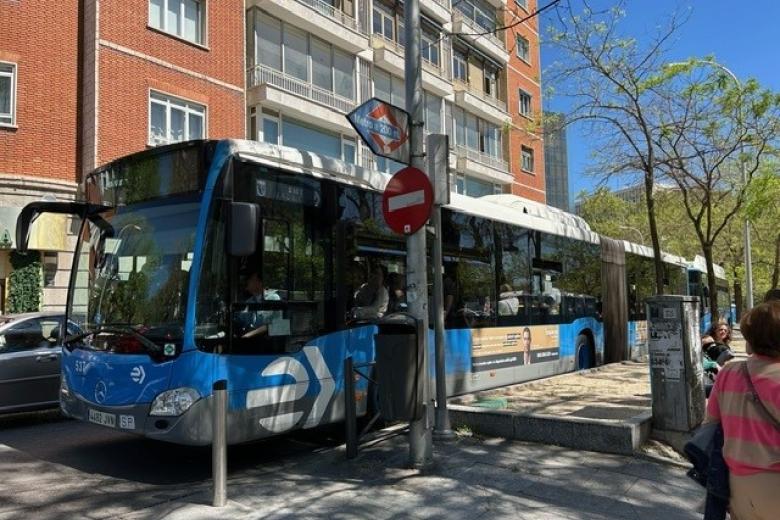 Autobuses llenos de gente en Madrid