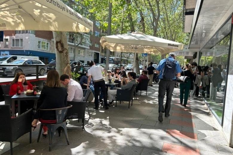 Hubo mucha gente que aprovechó para sentarse en las terrazas que sí daban servicio