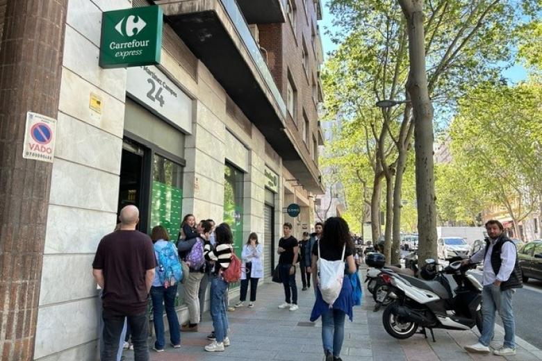 Cola para entrar en un supermercado de Madrid, una vez que se produjo el apagón