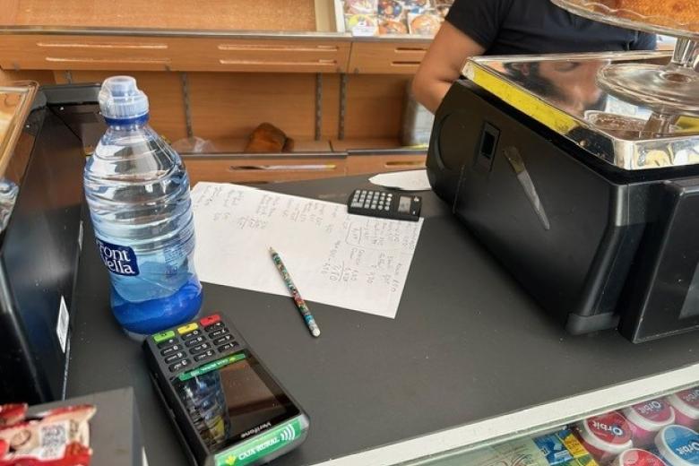 Los empleados de los comerciones tuvieron que hacer cuentas a manos ya que los datáfanos no funcionaban y había que pagar en efectivo