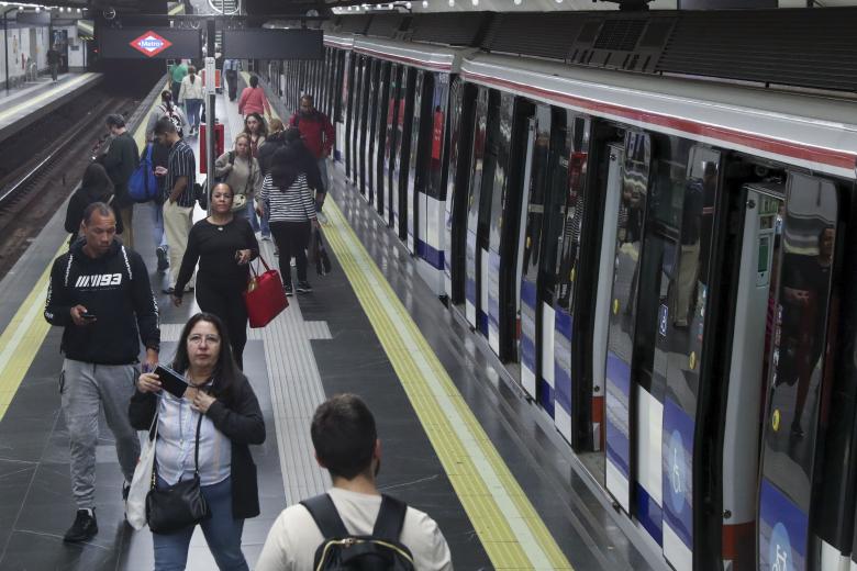 MADRID, 29/04/2025.- Varias personas en la estación de metro de Avenida de América, en Madrid, este martes. La ciudad de Madrid empieza a volver a la normalidad tras el apagón eléctrico sufrido ayer lunes en la Península Ibérica y zonas del sur de Francia. EFE/ Alberto Aguado