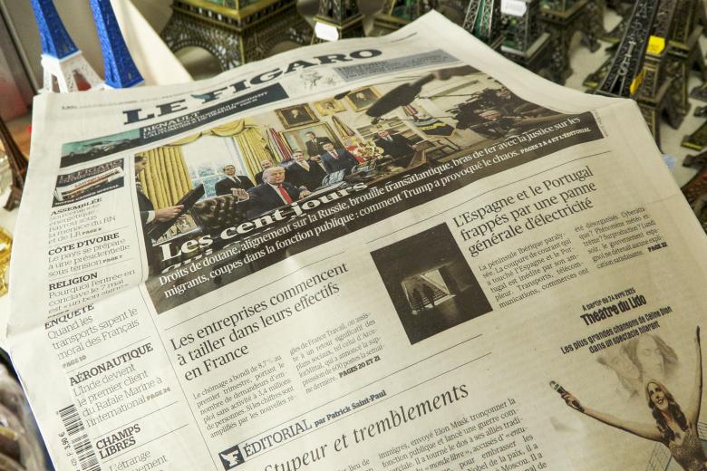 FOTODELDÍA PARÍS, 29/04/2025.- La prensa francesa muestra en sus ediciones impresas, el apagón eléctrico que sufrieron ayer España y Portugal. En la iamgen, edición del martes 29 de abril del diario francés Le Figaro, donde informa del apagón eléctrico. EFE/Edgar Sapiña Manchado