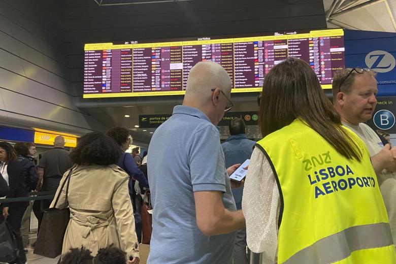 LISBOA, 29/04/2025.- Una trabajadora de la autoridad aeroportuaria portuguesa ANA ayuda a un pasajero en el aeropuerto Humberto Delgado de Lisboa, que este martes retomó la actividad tras un apagón general que este lunes dejó sin electricidad a la Península Ibérica y partes del sur de Francia. EFE/Carlos Caselles