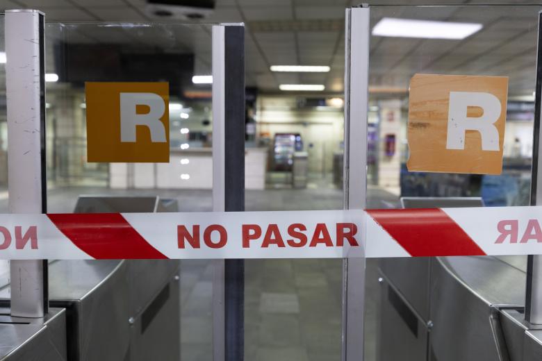 GRAFCAT7679. BARCELONA, 29/04/2025.- Aspecto de la estación de Rodalies de Plaça Catalunya después de que Renfe haya anunciado que servicio ferroviario de Rodalies en Cataluña se encuentra suspendido debido a la inestabilidad de la tensión en la red eléctrica para garantizar la circulación de los trenes. EFE/Marta Pérez