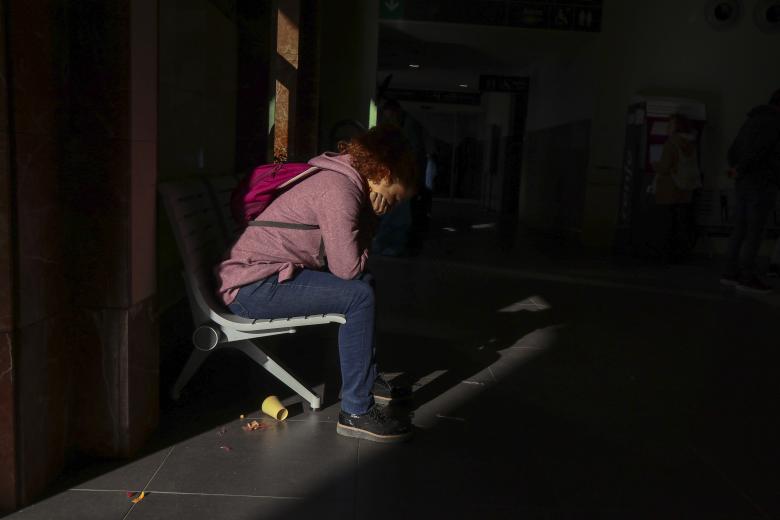 ZAMORA, 29/04/2025.- Los pasajeros del tren que el apagón dejó tirados en Zamora y que han pasado la noche en la estación de Renfe ya están siendo trasladado en autobuses a sus destinos este martes. EFE/Mariam A. Montesinos