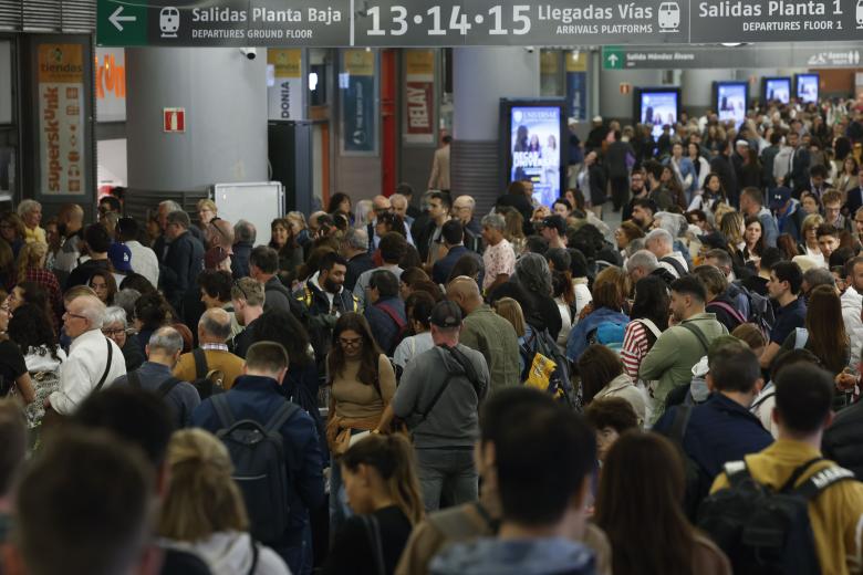 MADRID, 29/04/2025.- Viajeros de tren afectados por el apagón masivo ocurrido hacia las 12.30 del pasado lunes se agolpan en el acceso a los andenes en la mañana de este martes en la Estación de Atocha de Madrid. EFE/Juan Carlos Hidalgo