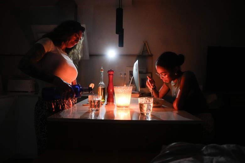 GRAFCAT7654. EL MASNOU (BARCELONA), 29/04/2025.- Una familia prepara la cena con ayuda de una vela la pasada noche en la localidad de El Masnou (Barcelona) durante el corte de suministro eléctrico que ha afectado a España y que ha dejado sin servicio el metro y el tranvía de Barcelona y todas las líneas de ferrocarril, y sin red de teléfonos móviles ni internet. EFE/Enric Fontcuberta