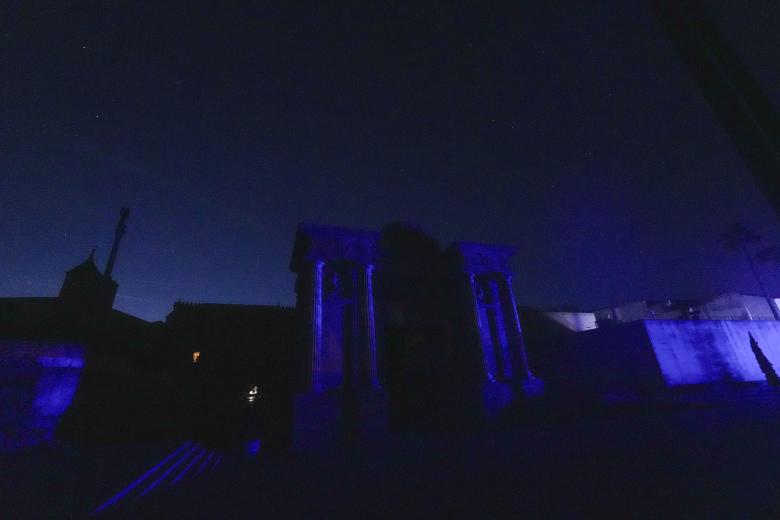 Vista del Arco del Triunfo de Córdoba sin luz en la noche del lunes