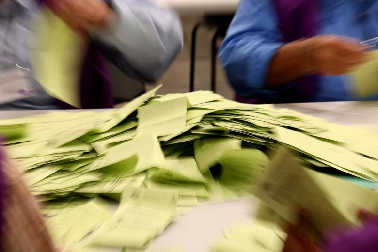 BRISBANE (Australia), 03/05/2025.- Australian Electoral Commission staff count votes during the 2025 federal election at OPC in Brisbane, Queensland, Australia, 03 May 2025. (Elecciones) EFE/EPA/JASON O'BRIEN NO ARCHIVING AUSTRALIA AND NEW ZEALAND OUT