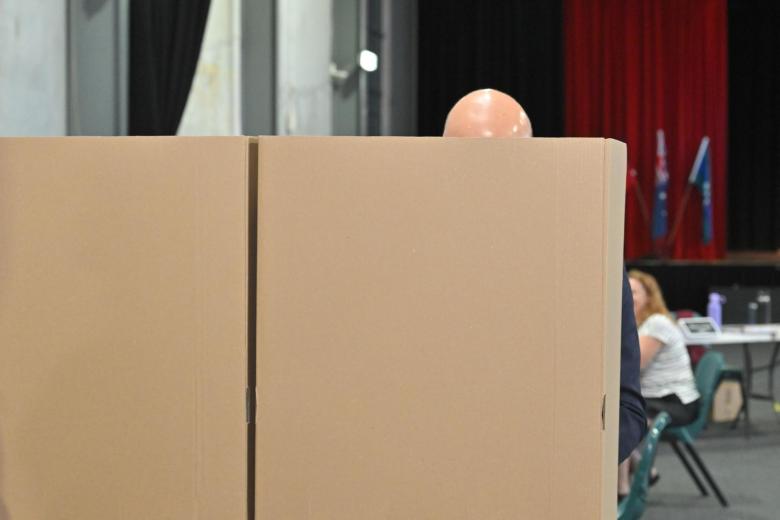 BRISBANE (Australia), 03/05/2025.- Australian Electoral Commission staff count votes during the 2025 federal election at OPC in Brisbane, Queensland, Australia, 03 May 2025. (Elecciones) EFE/EPA/JASON O'BRIEN NO ARCHIVING AUSTRALIA AND NEW ZEALAND OUT