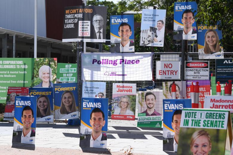 MELBOURNE (Australia), 03/05/2025.- A dog looks on as voters wait to enter the election centre at Brunswick East Primary School, in Melbourne, Victoria, Australia, 03 May 2025. (Elecciones) EFE/EPA/JOEL CARRETT AUSTRALIA AND NEW ZEALAND OUT