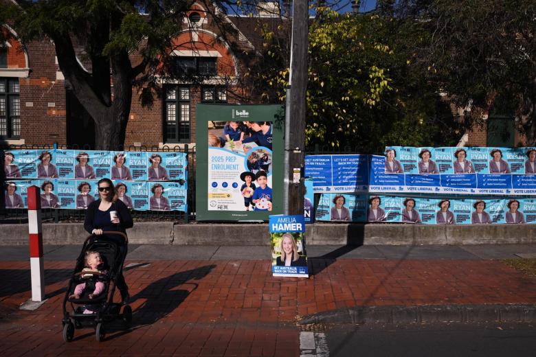 Brisbane (Australia), 03/05/2025.- Greens party signage are seen in Ashgrove in the seat of Ryan on Election Day in Brisbane, Australia, 03 May 2025. EFE/EPA/JONO SEARLE AUSTRALIA AND NEW ZEALAND OUT