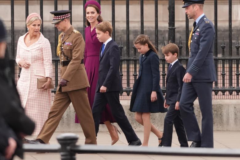 Los Duques de Edimburgo y los Principes de Gales con sus hijos