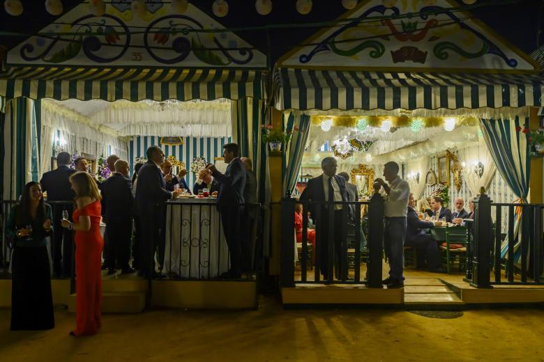 Unas de las muchas casetas del Real de la Feria de Sevilla donde esta noche tuvo lugar la tradicional cena del Pescaíto, antes del alumbrado de la Portada