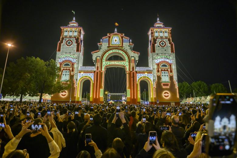 a Feria de Abril de Sevilla, la de la vuelta a la fiesta de una semana de duración ya está en marcha oficialmente, tras encenderse el alumbrado, como siempre, a las 12.00 de la noche