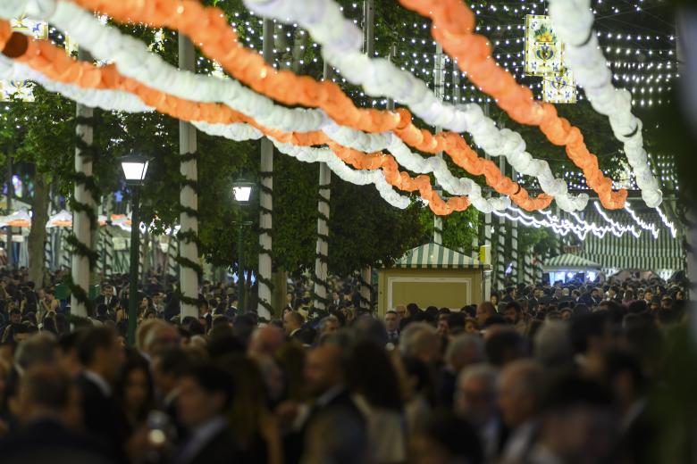 La Feria de Abril de Sevilla, que este año se celebra en mayo, ha comenzado esta medianoche con el alumbrado de las 25.000 bombillas LED de la portada, que representa el Pabellón de Chile de la Exposición Iberoamericana de 1929