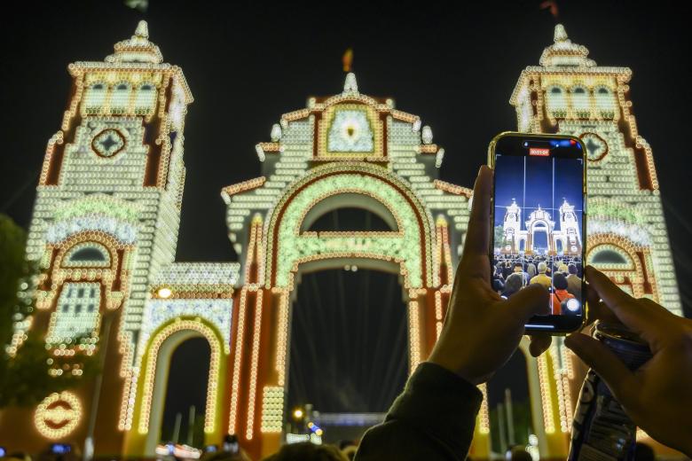En este 2025, la portada, diseñada por el arquitecto Pablo Escudero Gispert, está inspirada en este edificio fundamental de la Exposición del 29, ubicado junto al río Guadalquivir, el Palacio de San Telmo y el Teatro Lope de Vega
