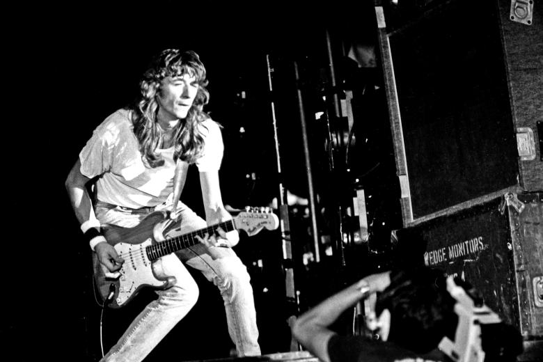 Pocas bandas han tenido en España la personalidad y poderío que llegó a tener Leño, en gran parte gracias a la personalidad y maestría de su líder, Rosendo Mercado. El rock urbano de Leño tiene sello propio de los barrios obreros de Madrid. Es un rock sucio, a veces violento, reivindicativo, nihilista. Un rock completamente alejado del pop rock suave propio de la movida madrileña y de las corrientes musicales de la España postfranquista. A su tema más popular, Maneras de vivir, se le suman otras grandes canciones como Este Madrid, Sí señor, sí señor, La nana o El oportunista.