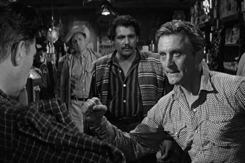 Kirk Douglas en Los valientes andan solos