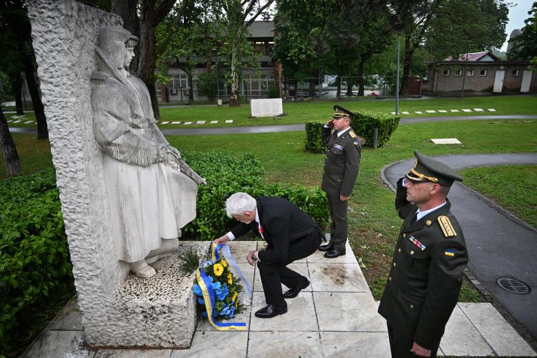 El embajador de Ucrania en Serbia, Volodymyr Tolkac, deposita una corona de flores durante la marcha del Regimiento Inmortal en el Cementerio de los Libertadores de Belgrado, como parte de las celebraciones del Día de la Victoria que conmemora el fin de la Segunda Guerra Mundial en Europa, en Belgrado