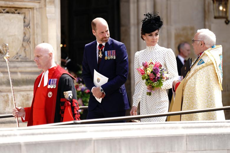El príncipe Guillermo de Gran Bretaña, príncipe de Gales, y la princesa Catalina de Gales de Gran Bretaña conversan con el decanodecano de Westminster, David Hoyle (derecha), al salir de un servicio de acción de gracias para conmemorar el 80 aniversario del Día de la Victoria en Europa, o Día de la Victoria en Europa, que marcó el final de la Segunda Guerra Mundial en Europa, en la Abadía de Westminster en Londres