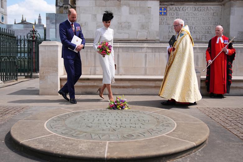 El príncipe Guillermo, príncipe de Gales, y la princesa Catalina de Gales, depositan flores en el Monumento a las Víctimas Inocentes tras un servicio de acción de gracias para conmemorar el 80.º aniversario del Día de la Victoria en Europa, que marcó el fin de la Segunda Guerra Mundial en Europa, en la Abadía de Westminster en Londres