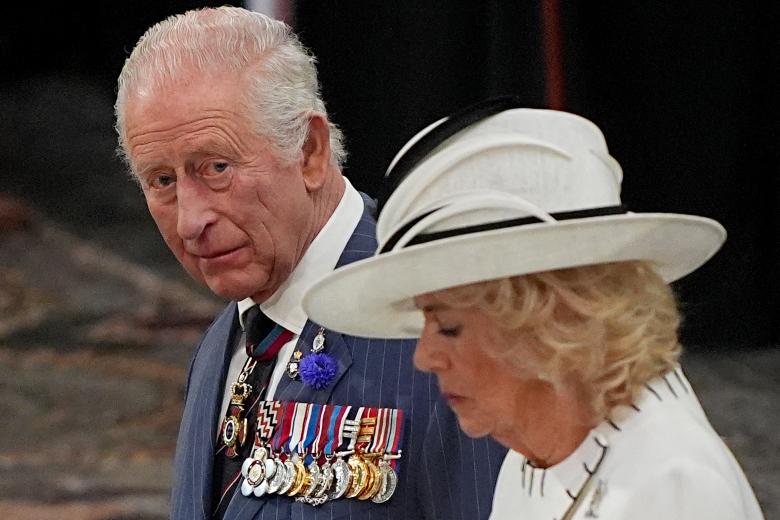 El rey Carlos III de Gran Bretaña (izq.) y la reina Camila de Gran Bretaña asisten a un servicio de acción de gracias para conmemorar el 80 aniversario del Día de la Victoria en Europa, o Día de la Victoria en Europa, que marca el final de la Segunda Guerra Mundial en Europa, en la Abadía de Westminster en Londres