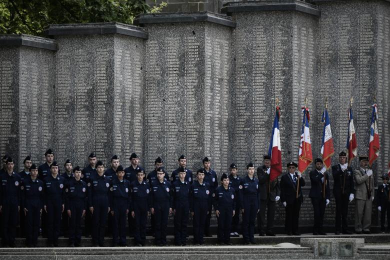 Jóvenes franceses, participantes de un programa de formación e iniciación en aviación para jóvenes entusiastas, se mantienen firmes
