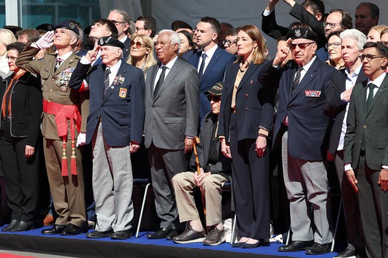 La presidenta del Parlamento Europeo, Roberta Metsola (CR), y el presidente del Consejo Europeo, Antonio Costa (CL), asisten a la conmemoración del 80.º aniversario del fin de la Segunda Guerra Mundial en Europa, en el marco de una sesión plenaria en el Parlamento Europeo en Estrasburgo, este de Francia