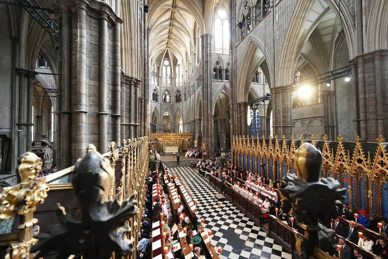 Los invitados asisten a un servicio de acción de gracias para conmemorar el 80 aniversario del Día de la Victoria en Europa, o Día