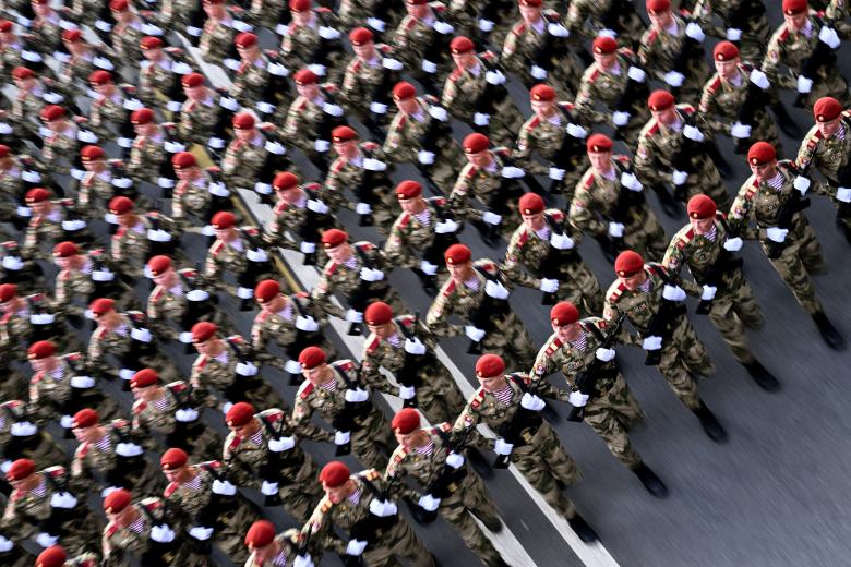 Militares rusos marchan hacia la Plaza Roja para el ensayo general del desfile militar del Día de la Victoria en el centro de Moscú